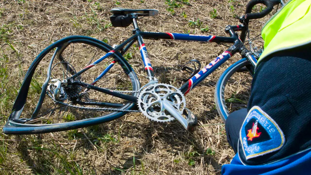 Un ciclista di 28 anni è morto domenica sera a Prangins (VD) dopo essere stato urtato da un'automobile.
