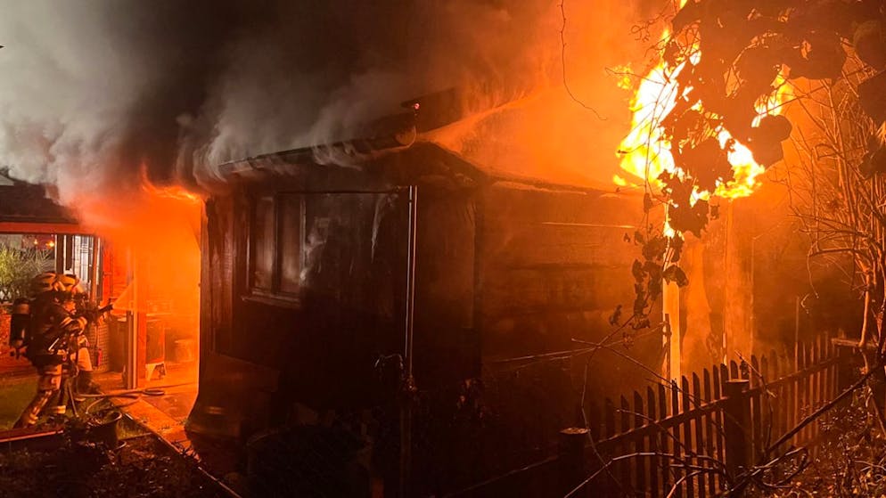 Am frühen Montagmorgen fing ein Gartenhäuschen in Emmenbrücke Feuer.