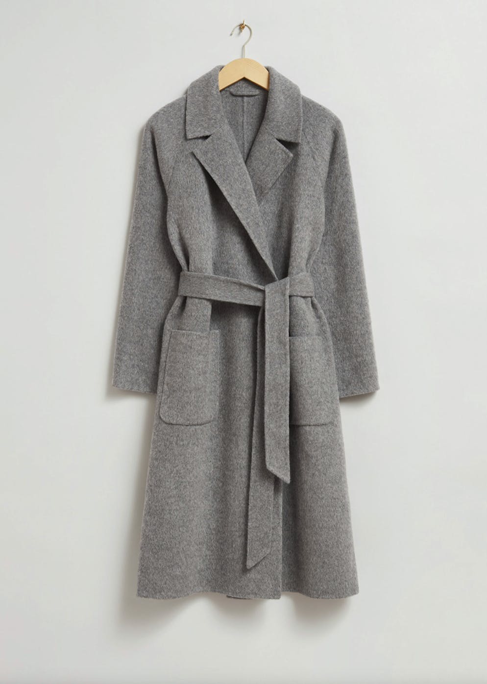 5. Jacken- und Mantel-Trends: Wollmäntel. Grauer Wollmantel mit Gürtel von & Other Stories für 349 Franken. 