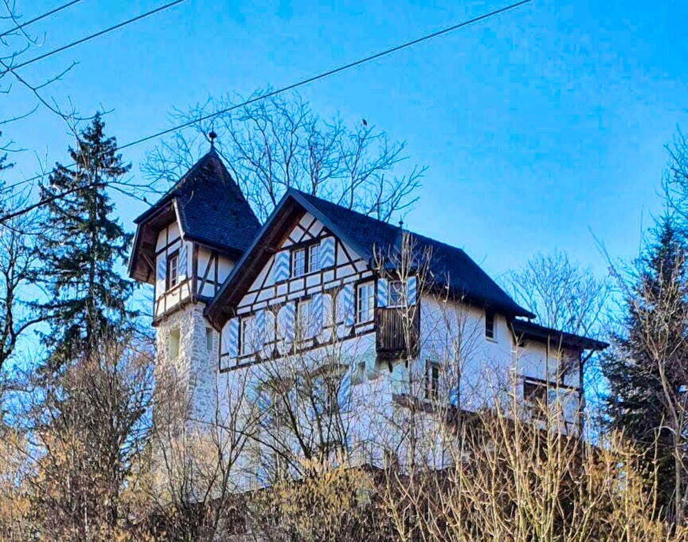 Il castello di Thorenberg è in vendita. Il proprietario Hans Gysin chiede due milioni di franchi per la proprietà con 200 metri quadrati di spazio abitativo.