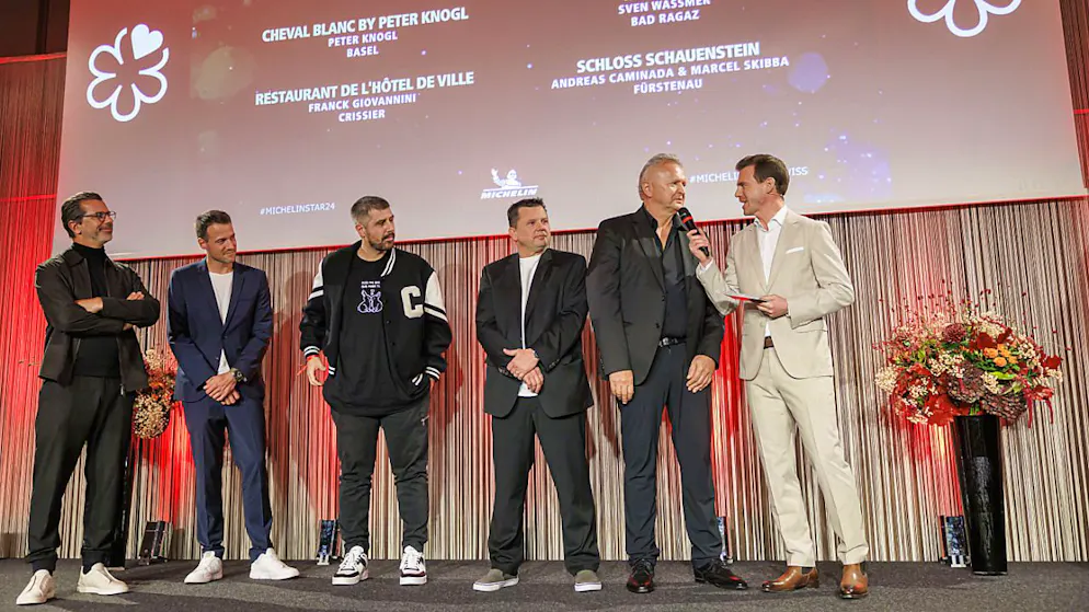 La Suisse conserve ses quatre restaurants étoilés avec de gauche à droite, les chefs Andreas Caminada et Marcel Skbba, Sven Wasmer, Franck Giovannini et Peter Knog lors de la cérémonie