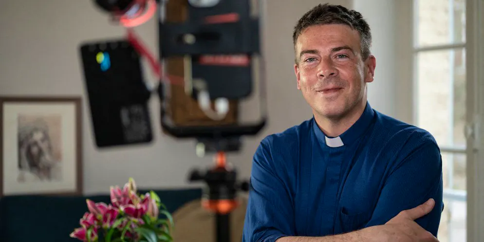 Le père Matthieu s'était lancé au printemps 2020 sur TikTok, de sa paroisse de Joigny (Yonne). Dans ses vidéos, il répondait sans tabou aux questions de fidèles, au risque de bousculer la doctrine catholique et de s'attirer les foudres des plus conservateurs qui le traitaient d'«hérétique» (archives).