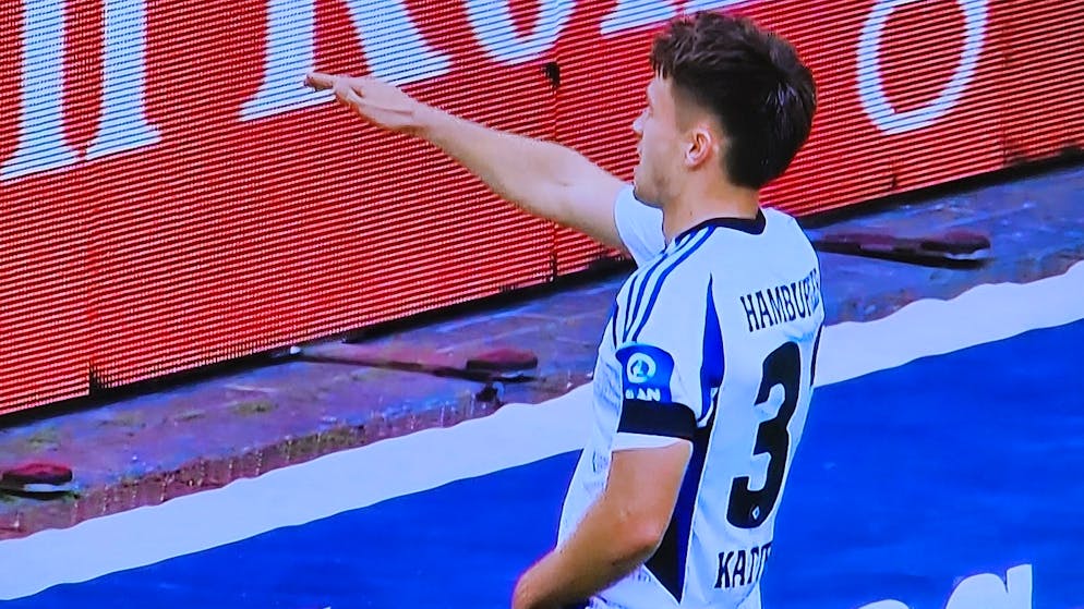 Von ungünstigem Kamerawinkel eingefangen: Noah Katterbach bejubelt sein Tor für den HSV.