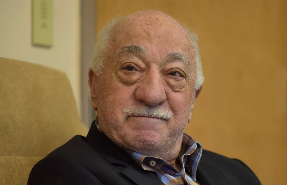 Von diesen Stars mussten wir uns 2024 verabschieden. <strong>20.10. Fethullah Gülen (83):</strong> Der türkische Islamgelehrte, der seit 1999 im US-Bundesstaat Pennsylvania im Exil lebte, war für die Regierung von Präsident Recep Tayyip Erdoğan Staatsfeind Nummer Eins.