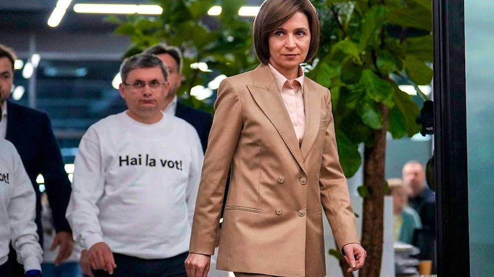 dpatopbilder - Maia Sandu, President of Moldova, arrives at a press conference after polling stations close for the presidential elections and the referendum on whether the country's path to the European Union should be enshrined in the constitution. This Sunday, the people of the former Soviet republic of Moldova will decide on the presidency and the country's EU course. Photo: Vadim Ghirda/AP/dpa