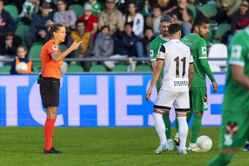 La direttrice di gara Grundbacher a colloquio con Steffen