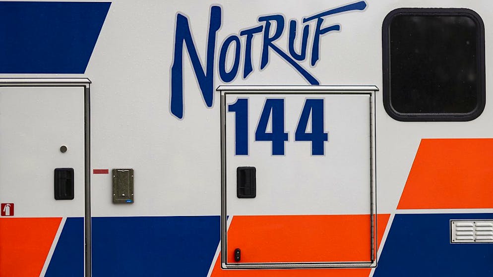 Die Ambulanz brachte den Fussgänger mit lebensbedrohlichen Verletzungen ins Spital. (Symbolbild)