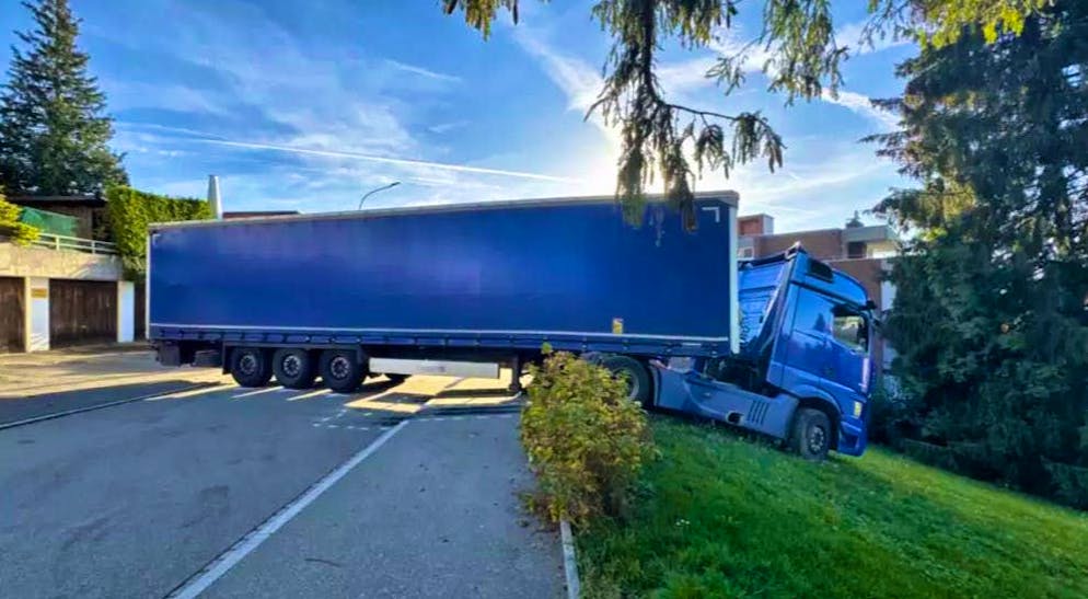 A driver tried to turn around with his truck in St. Gallen and got stuck in the meadow.