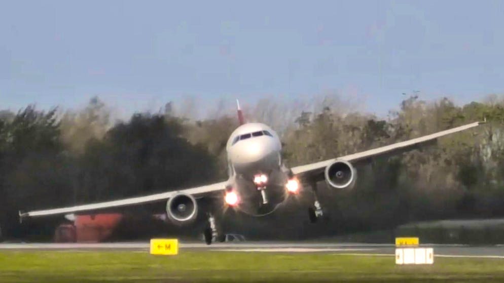 Ecco perché. Un aereo di Swiss tenta di atterrare, ma è costretto a tornare indietro