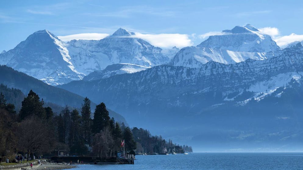 Das Traditionsunternehmen Hoffmann Neopac produziert seit 120 Jahren direkt am Thunersee.