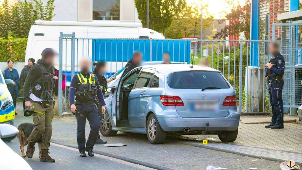 In broad daylight, an unknown man shoots a 32-year-old man in Cologne and flees on an e-scooter. Nothing has yet been revealed about the background.