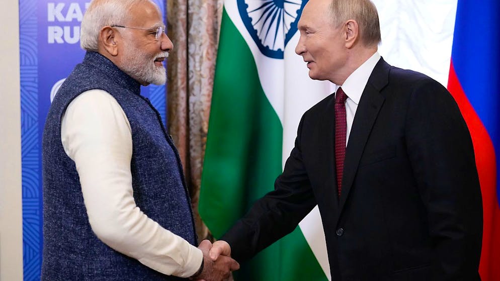Der russische Präsident Wladimir Putin (r) begrüßt den indischen Premierminister Narendra Modi (l). Foto: Alexander Zemlianichenko/Pool AP/dpa