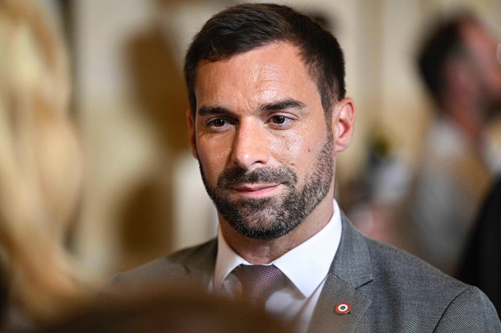 Passé par le PS et le centre, Julien Odoul rejoint le Front national en 2014 et signe, le 1er octobre, un contrat d'assistant avec Mylène Troszczynski qui courra jusqu'au 31 juillet 2015 et sera rémunéré au total 56.000 euros.