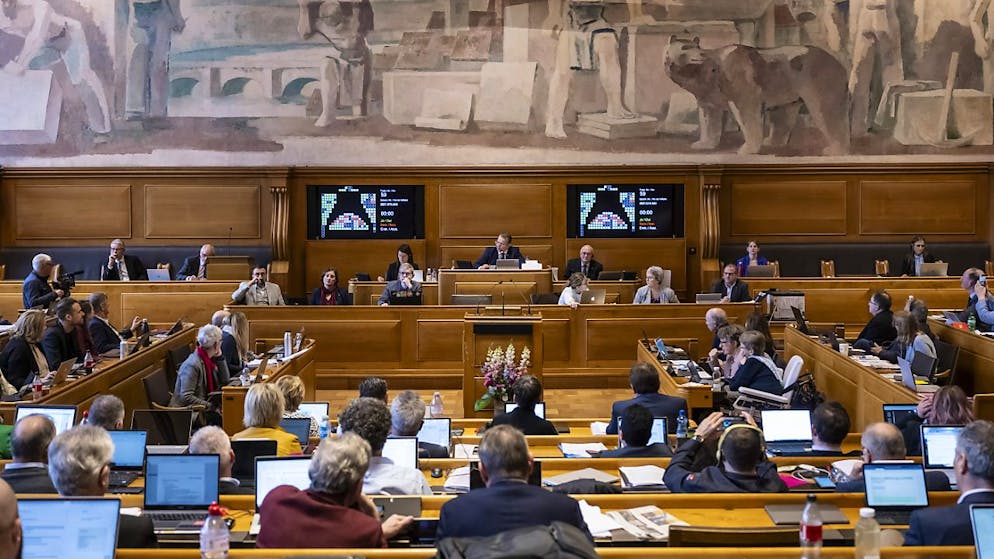 Die Mehrheit der zuständigen Berner Grossratskommission fordert, dass Verstösse gegen die künftige Offenlegungspflicht sanktioniert werden können. (Archivbild)