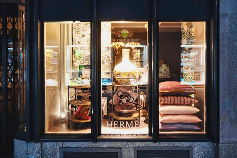 Nelle boutique di lusso, come il negozio Hermès di Bahnhofstrasse a Zurigo, vigono regole diverse per le vendite.