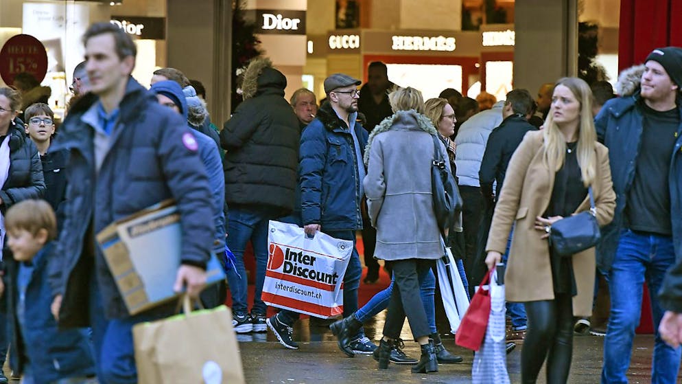 Le domeniche di apertura senza autorizzazione dei negozi andrebbero portate da 4 a 12.
