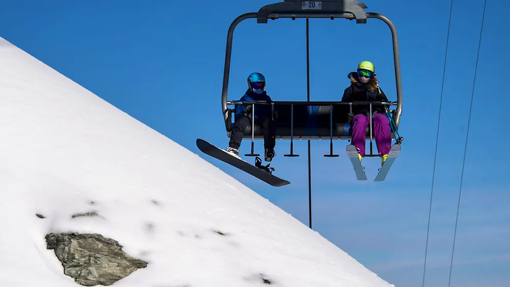Le maire des Gets, en Haute-Savoie (F), et deux hommes soupçonnés de favoritisme après l'attribution d'un marché d'exploitation du domaine skiable sont renvoyés en procès (illustration).