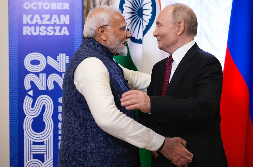 Le président russe Vladimir Poutine rencontre le Premier ministre indien Narendra Modi en marge du sommet des BRICS à Kazan, le 22 octobre 2024.