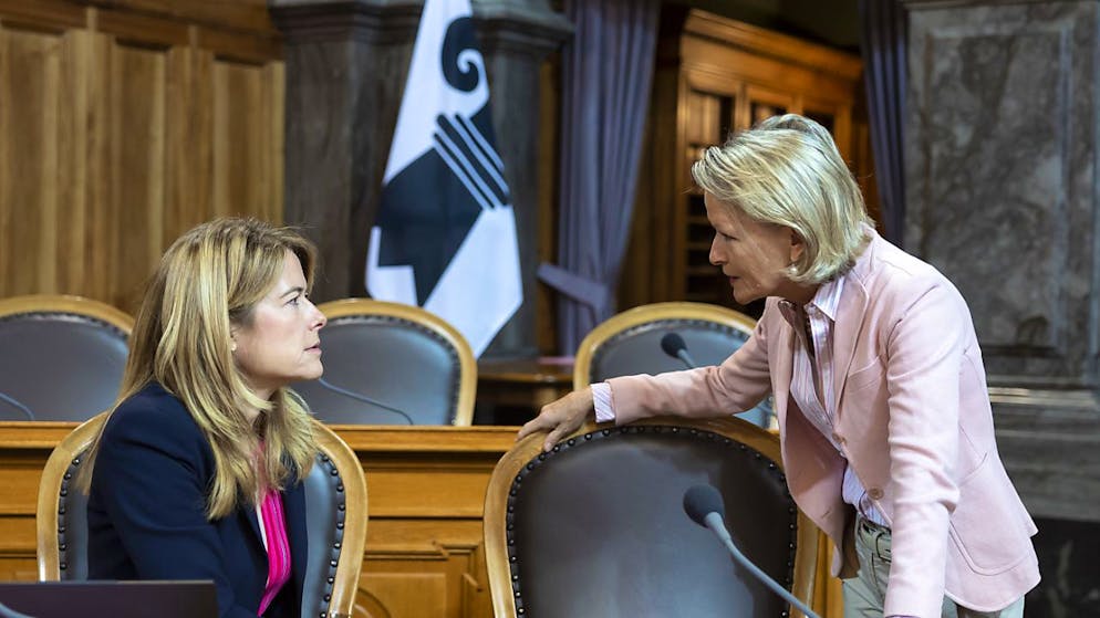 Zwei Nicht-Baslerinnen vor dem Baslerstab im Ständerat, in dem Basel-Stadt nur mit einer Vertreterin Einsitz hat. (Symbolbild)