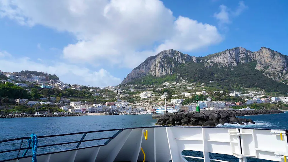 ARCHIV - Blick von einer Fähre auf den Hafen von Capri. Foto: Gregorio Borgia/AP/dpa