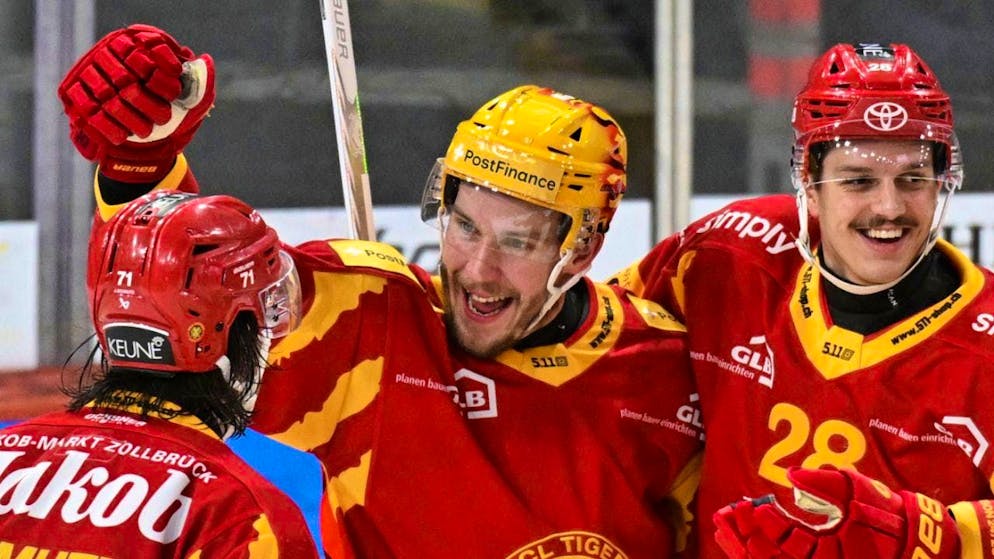 Vain joy in the Emmental: top scorer Aleksi Saarela (m.) and his teammates are delighted with the derby win against SCB