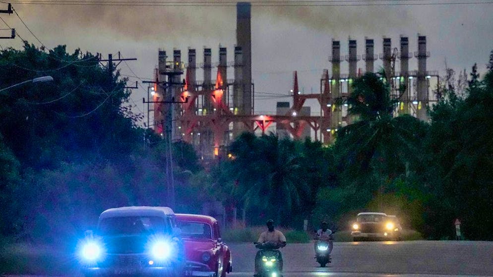 dpatopbilder - People pass by one of the generator ships in the harbor that provide additional power after the power outage and hurricane "Milton". Photo: Ramon Espinosa/AP