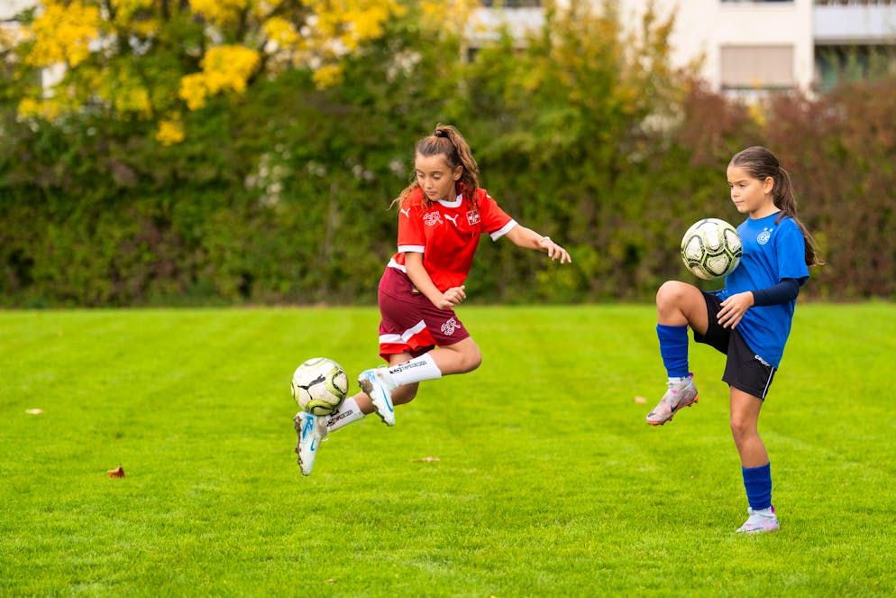 Shania (l.) and Carla dream of a football career. But first you have to practice.