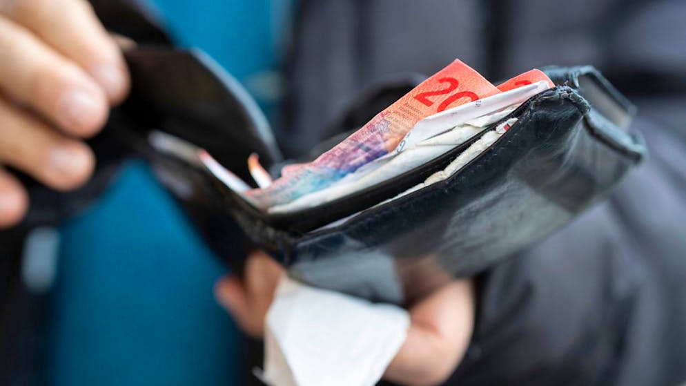 Ab Dezember 2026 gibt es für Senior*innen mehr Gel. (Symbolbild)