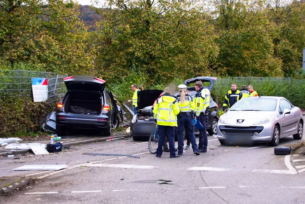 Eine Mutter und ihre zwei kleinen Söhne starben noch an der Unfallstelle.