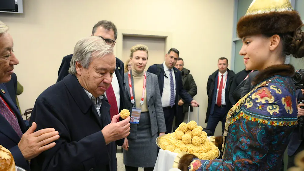 Le secrétaire général de l'ONU Antonio Guterres (à gauche) à son arrivée à l'aéroport de Kazan.