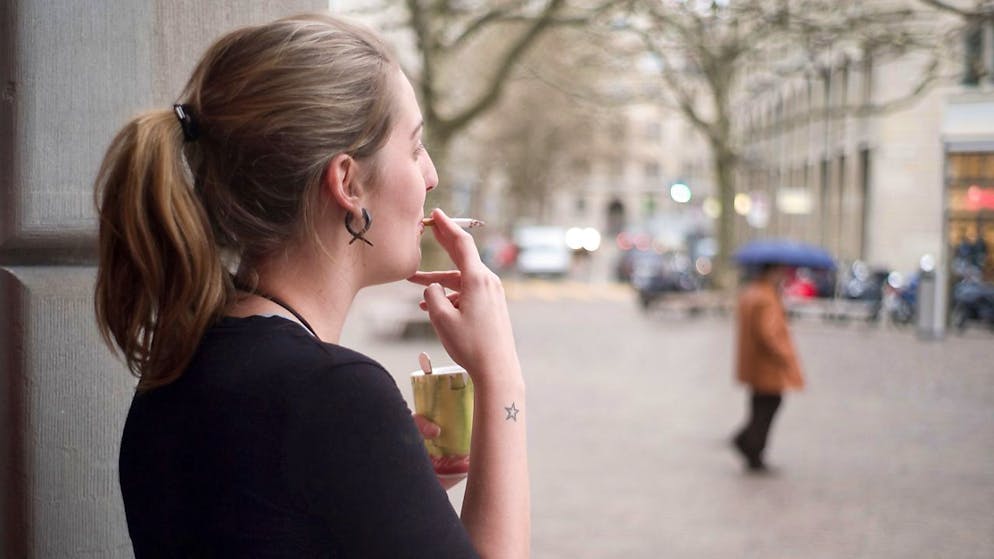 I fumatori sono oggi spesso costretti ad accendere la sigaretta all'aperto.