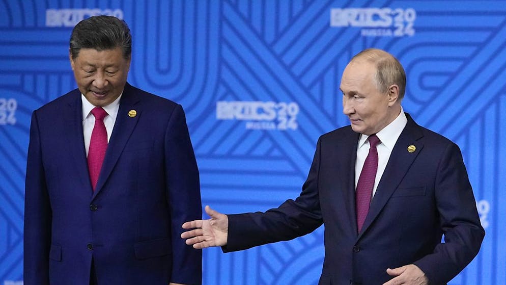Il presidente cinese  Xi Jinping (a sinistra) e il presidente russo Vladimir Putin al vertice dei Brics a Kazan, in Russia