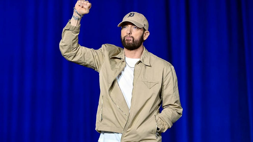 Der Rapper Eminem kommt zu einer Wahlkampfveranstaltung zur Unterstützung der US-Vizepräsidentin und demokratischen Präsidentschaftskandidatin Kamala Harris. Foto: Paul Sancya/AP