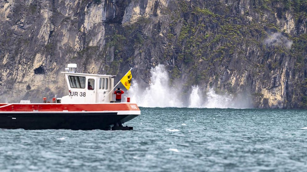 Felsbrocken stürzen bei der Sprengung am 4. Oktober in den Vierwaldstättersee. (Archivaufnahme)