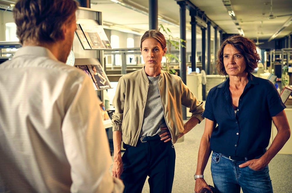 «Tatort» mit Odenthal und Stern: Werden arme Menschen von der Justiz schlechter behandelt?. Johanna Stern (Lisa Bitter, links) und Lena Odenthal (Ulrike Folkerts) besuchen Piet Sievert (Matthias Lier) in seinem Callcenter. 
