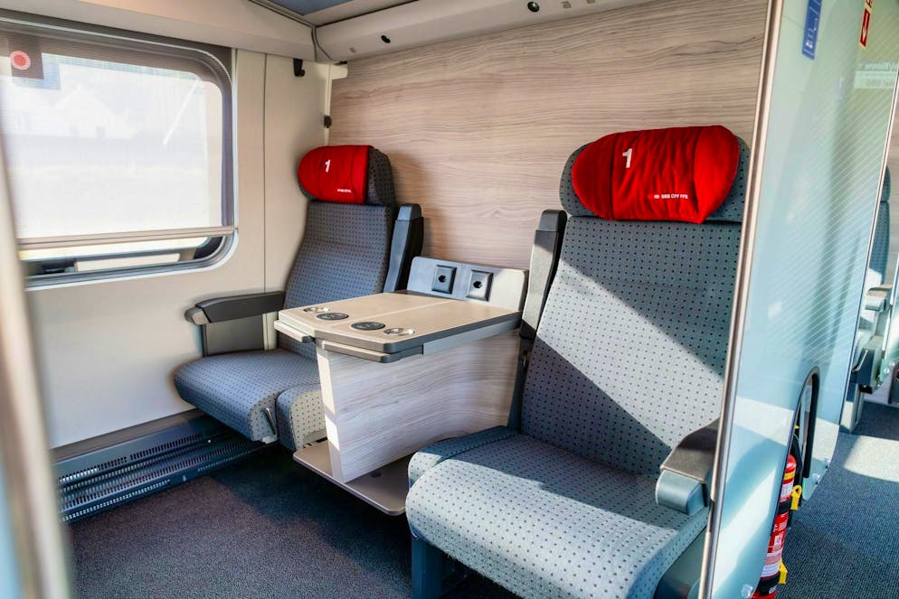 I fatti più importanti per la Svizzera e il Ticino nel 2024. Dal 1° marzo è possibile prenotare i posti a sedere per i viaggi in Svizzera sul sito delle FFS. I viaggiatori possono dunque scegliere online se preferiscono un posto nel corridoio o al finestrino, cosa che prima era possibile solo presso il Travel Center delle FFS.