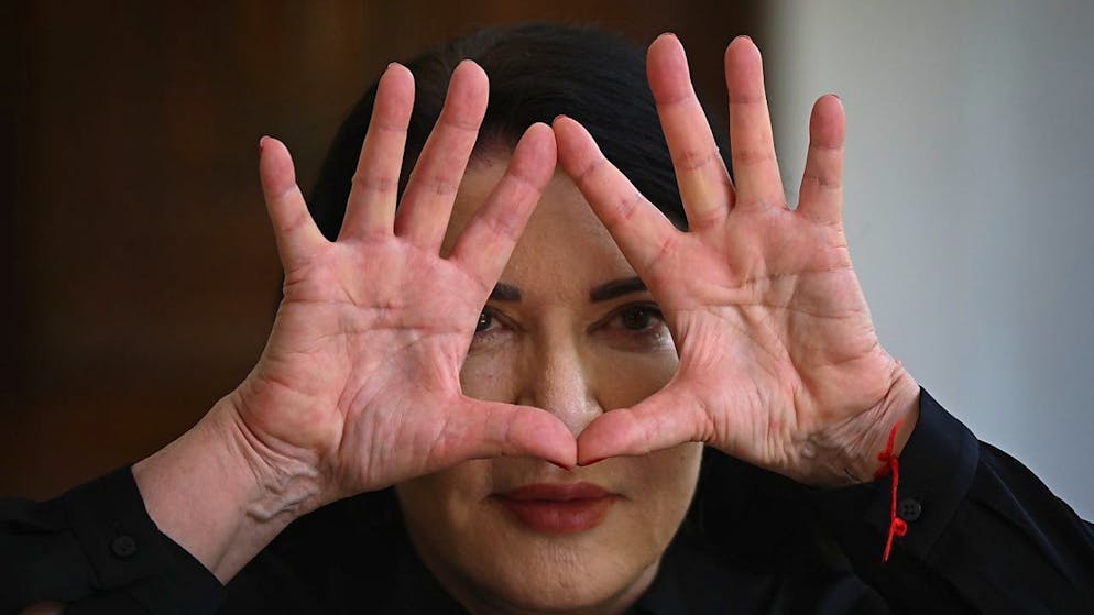 Marina Abramović, 1946 in Belgrad geboren, steht für aufsehenerregende Performances, in denen sie selber an ihre Grenzen gegangen ist. Diese werden zum Teil nun in der Retrospektive im Kunsthaus Zürich live reinszeniert. (Archivbild)