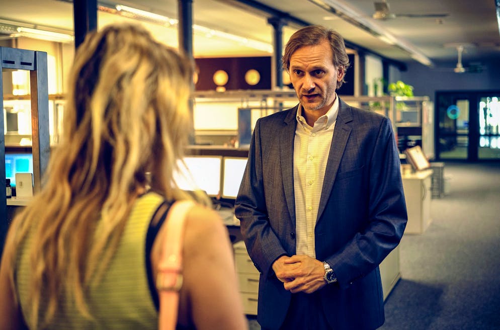 «Tatort» mit Odenthal und Stern: Werden arme Menschen von der Justiz schlechter behandelt?. Callcenter-Chef Piet Sievert (Matthias Lier) übt Druck auf seine Mitarbeiterin Luisa Berger (Samia Chancrin) aus.