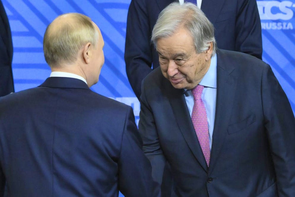 Il presidente russo Vladimir Putin e il segretario generale delle Nazioni Unite Antonio Guterres si stringono la mano a margine del vertice dei BRICS a Kazan.