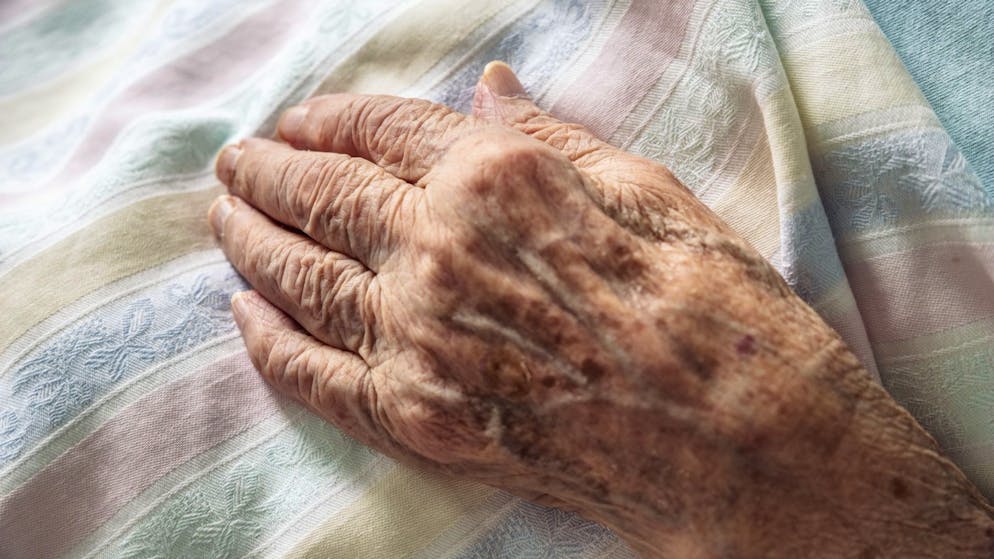 800,000 pounds at stake. Senior citizen (92) tears up will on her deathbed - huge inheritance dispute