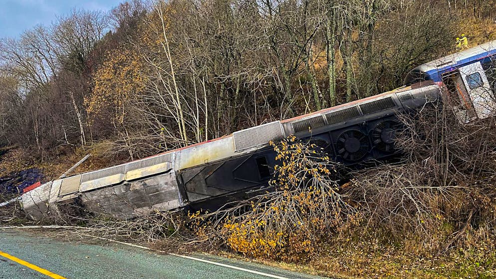Der Zug ist wahrscheinlich aufgrund eines Steinschlags entgleist. 