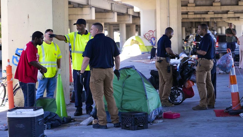 Polizisten weisen am Mittwoch Obachlose in New Orleans an, ihre Zelte woanders aufzubauen.