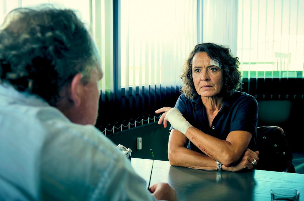 «Tatort» mit Odenthal und Stern: Werden arme Menschen von der Justiz schlechter behandelt?. Lena Odenthal (Ulrike Folkerts) muss sich einer internen Befragung durch ihren LKA-Kollegen Kurt Breising (Bernd Hölscher) stellen.