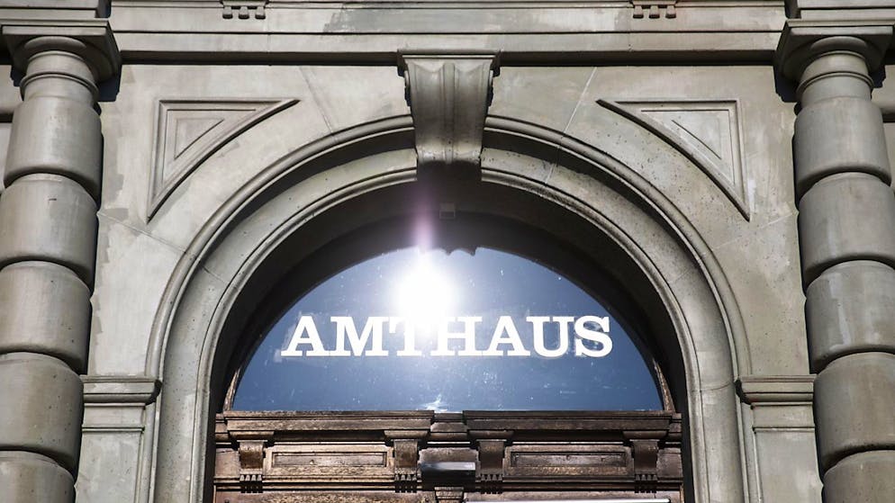 Das Wirtschaftsstrafgericht Bern hat einen 76-jährigen Mann und seine 62-jährige Lebenspartnerin wegen Betrügereien zu Freiheitsstrafen verurteilt. (Symbolbild)