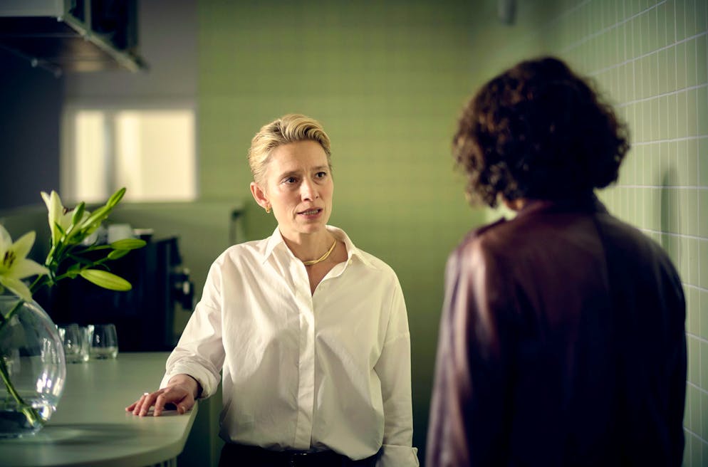 «Tatort» mit Odenthal und Stern: Werden arme Menschen von der Justiz schlechter behandelt?. Anwältin Patricia Prinz (Sandra Borgmann, links) wird von Lena Odenthal zum Tod ihres Mannes befragt. Der wurde nachts in der Kanzlei seiner Frau erschossen. Von einem Einbrecher, den er überraschte? 