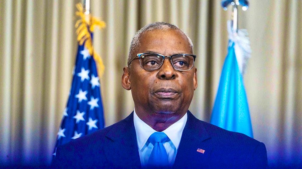 ARCHIVE - Lloyd Austin, United States Secretary of Defense, stands in front of journalists at the Ukraine Contact Group meeting at Ramstein Air Base. Photo: Andreas Arnold/dpa