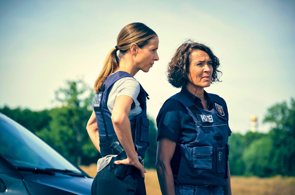 «Tatort» mit Odenthal und Stern: Werden arme Menschen von der Justiz schlechter behandelt?. Lena Odenthal (Ulrike Folkerts, rechts) und Johanna Stern (Lisa Bitter) müssen in Odenthals 80. Fall, «Tatort: Dein gutes Recht», mit einer erfolgreichen Anwältin klarkommen, deren Mann erschossen wurde. Hatte man es eigentlich auf sie abgesehen?