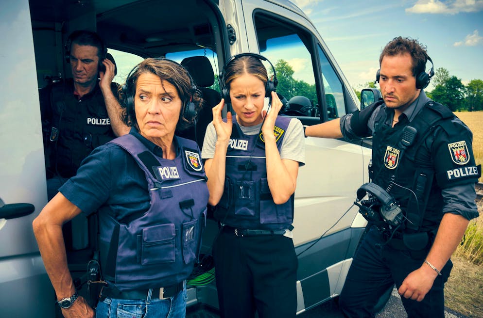 «Tatort» mit Odenthal und Stern: Werden arme Menschen von der Justiz schlechter behandelt?. Lena Odenthal (Ulrike Folkerts, links), Johanna Stern (Lisa Bitter) und der junge Einsatzleiter eines SEKs müssen mit einer Gefährdungslage umgehen.