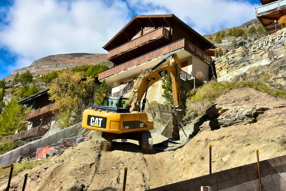 In the last eight years, more than 400 buildings have been constructed in red zones in Valais.