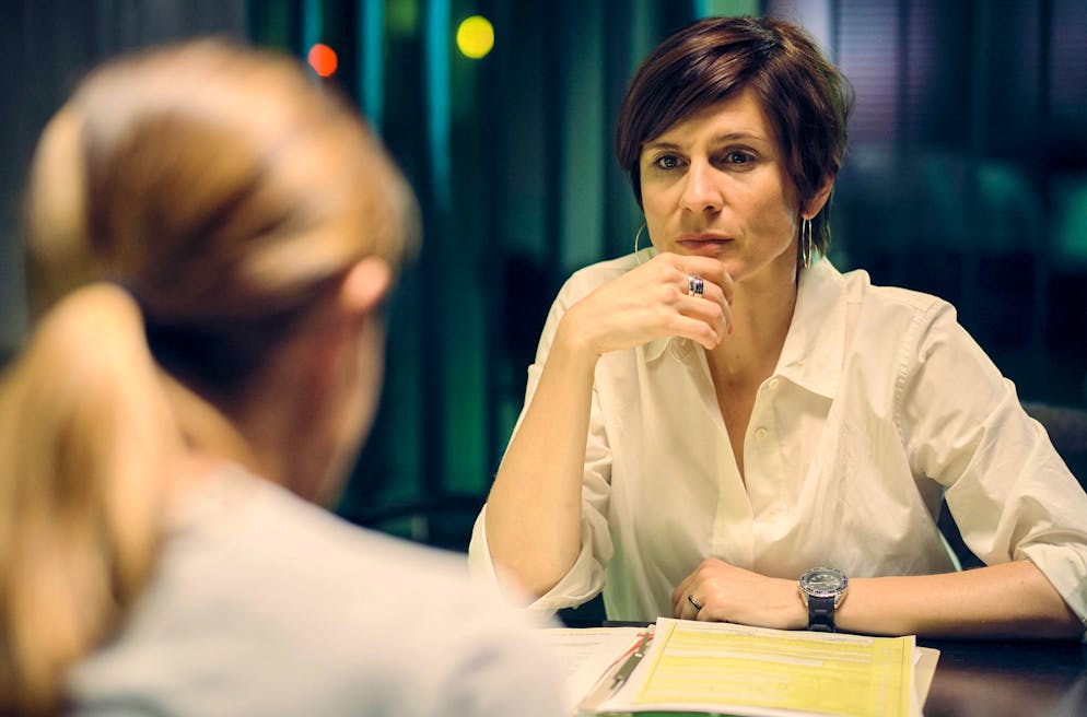 «Tatort» mit Odenthal und Stern: Werden arme Menschen von der Justiz schlechter behandelt?. Interne Untersuchung: Martina Petrasch (Christina Hecke, rechts) befragt Johanna Stern (Lisa Bitter) wegen Vorkommnissen mit Lena Odenthal, von denen die Zuschauer erst recht spät im Krimi erfahren.